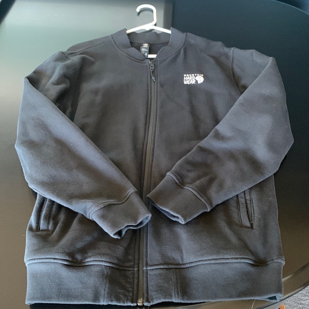 Mountain Hardwear zipper sweat shirt. No smoking, no pets. Rarely worn.
